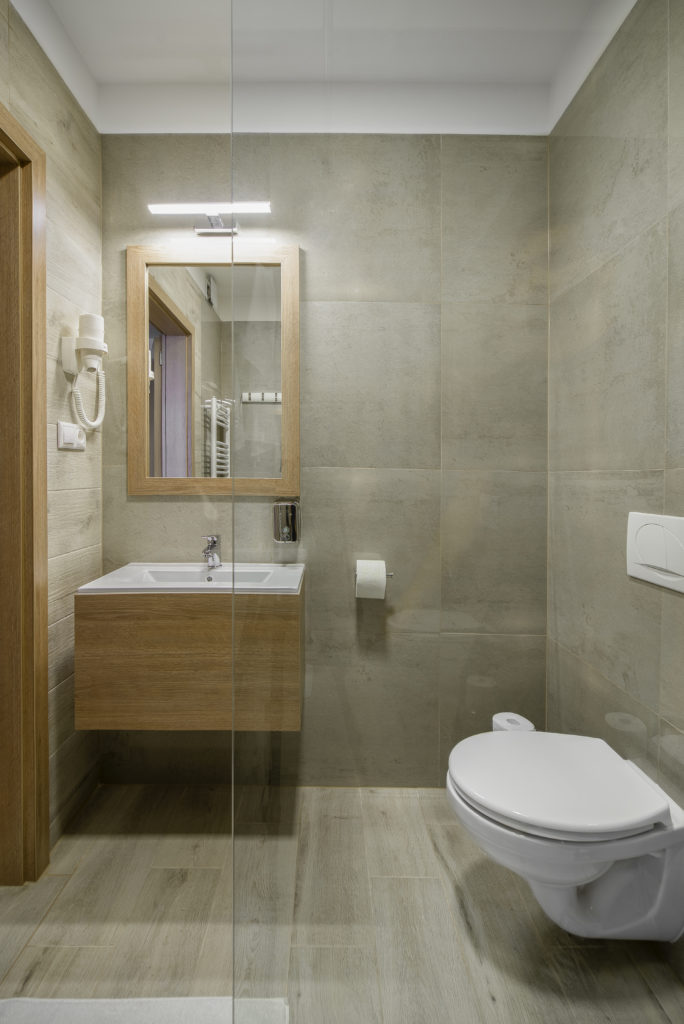 Fürdőszoba zuhanyzóval a Hotel Szeghalomban