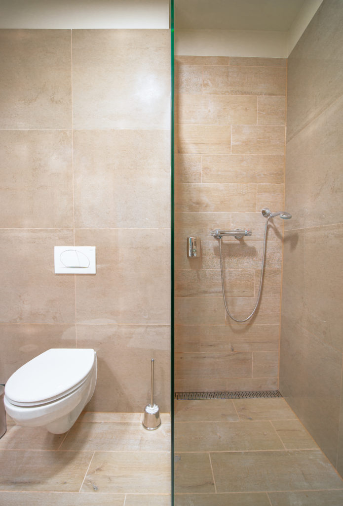 WC és zuhanyzó a Hotel Szeghalomban