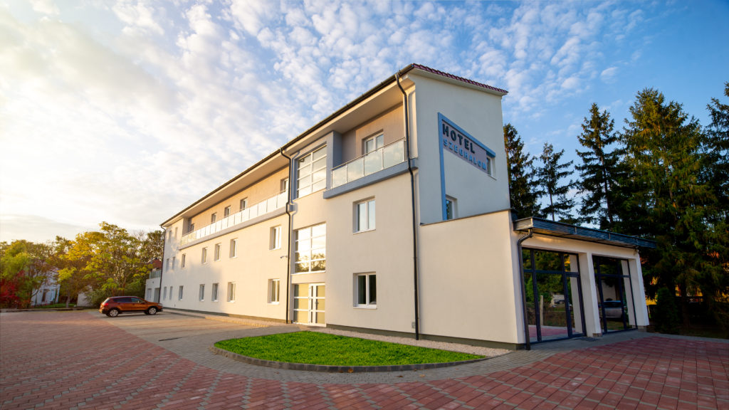A Hotel Szeghalom épülete kívülről