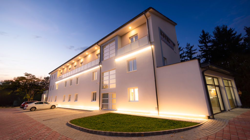 A Hotel Szeghalom épülete este, kivilágítva