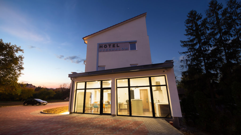 A Hotel Szeghalom oldalsó bejárata este