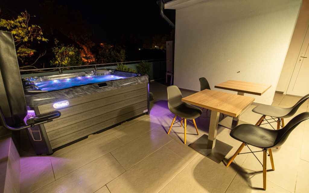 Wellness terasz este, Hotel Szeghalom